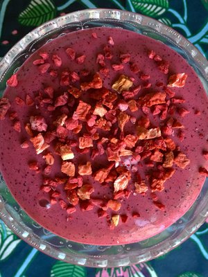 Pakastetuista mustikoista tehty vispipuuro on pehmeän ja lempeän makuista. Koristele puuro kuivatuilla marjoilla.