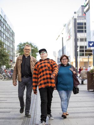 ”Uunon sairastumiskriisin aikaan en osannut aavistaa, miten paljon iloa ja luovuutta tuleviin vuosiin mahtuisi”, isä Markku Palosaari sanoo. Satu-äiti ajattelee samoin.