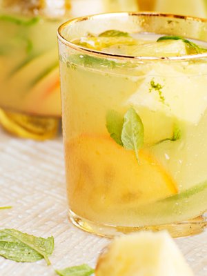 Pakasta hedelmät maukkaiksi jääpaloiksi. Kohmeiset hedelmät viilentävät juoman hauskemmin ja antavat makua, kun niitä painelee lusikalla. 