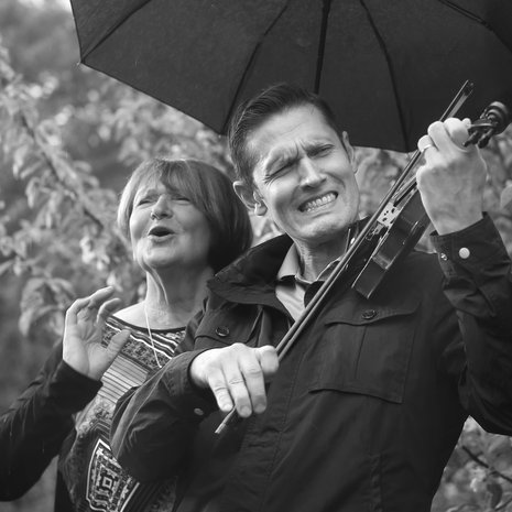   Marianna ja Sinuhe Wallinheimolla on molemmilla absoluuttinen sävelkorva. Sinuhe jätti viulunsoiton lapsena, kun urheilu alkoi kiinnostaa enemmän.