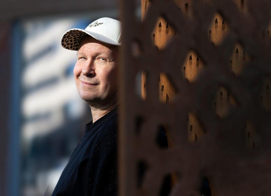 Niko Saarelalla uusin teatteriesitys meni muun ohi, oli kaikkein tärkein. ”Taiteesta ei voi tinkiä, mutta henkilökohtaisesta elämästä voi. Perhettä kohtaan se on tietenkin väärin.”