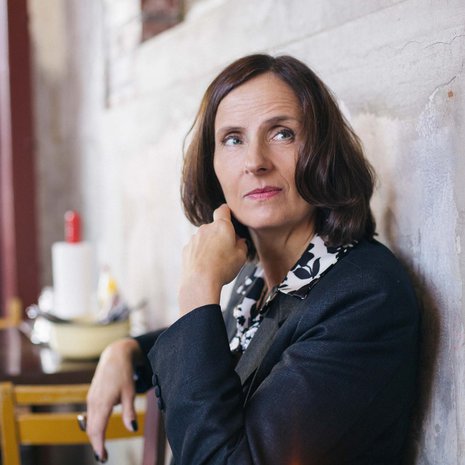 53-vuotias kirjailija Susnna Alakoski asuu Tukholmassa kirjailijamiehensä kanssa. Perheeseen kuuluvat 17-, 22- ja 23-vuotiaat lapset. 