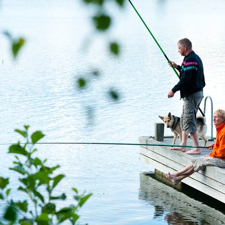 Erkki ja Pirjo Reimanin mielestä mökillä on oltava aikaa narrata kalaa ja nauttia rauhallisesta elämänmenosta.