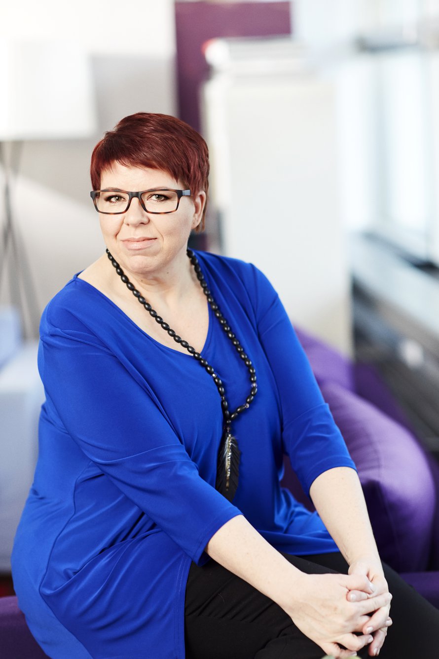Maritta otti iloisena vastaan meikkivinkit, sillä varsinkin silmämeikin teko on tuntunut vaikealta. Hiusten laitto sen sijaan kuuluu aamurutiineihin. "Itsepäiset hiukseni sojottaisivat muuten joka suuntaan."