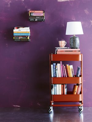 Lastaa seinähyllyn kaveriksi tarjoiluvaunu lempikirjoillasi ja saat näppärän liikuteltavan kirjahyllyn. Kärry on helppo siirtää nojatuolin viereen tai yöpöydäksi ja pois tieltä, kun sitä ei tarvita. 