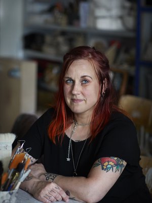 ”On hankalaa, kun keho ei pysy mielen perässä. Olen yhä osittaisella sairauslomalla. Minulla olisi jo halua ja intoa tehdä työtä, mutta yhden tehokkaan työpäivän jälkeen on vain pakko nukkua kaksi päivää”, Karoliina sanoo.