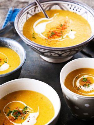 Keiton koristeluun sopivat notkistettu ranskankerma, silputtu persilja ja paprikajauhe.