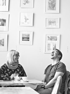 Kansanedustaja Aino-Kaisa Pekonen ikävöi näyttelijäveljensä Aku Hirviniemen ilmeitä, jos tapaamisesta ehtii kulua liian pitkä aika.