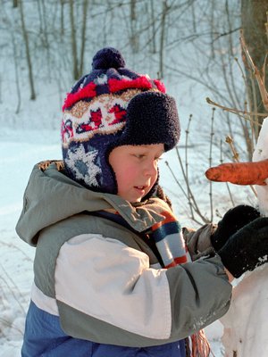 Todennäköisesti sisälläsi läikähtää, kun näet pakkaspäivänä punaposkisen vauvan vaunuissaan. Todennäköisesti sinäkin olet nukkunut päiväunesi ulkona yhtä tyytyväisenä, samoin omat lapsesi. Pienissä äitiyspakkaushaalareissaan.