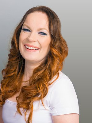 Marjo Hytönen saa uudistumispäivässä hiuksiin sähkäkän liukuvärin.