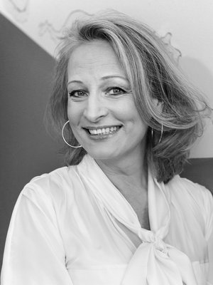 Heli Vaaranen on Väestöliiton parisuhdekeskuksen johtaja, joka yrittää omassa suhteessaan elää kuten opettaa.