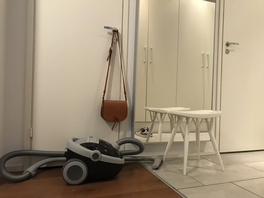 ”Pääsy kielletty”, viestii tämä imuri. Näin vieras ei vahingossa eksy törkyiseen vaatehuoneeseen etsiessään vessan ovea (oikealla).