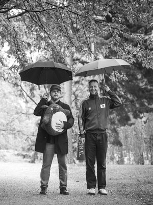 Veljekset Antti ja Heikki Valkama kuvattiin Heikin takapihalla, jossa kasvaa japanilaisille tärkeä kirsikkapuu. Antilla on sylissään kuuluisa japanilainen piirroshahmo Totoro.