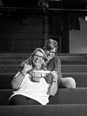 Kun Sanna parikymppisenä tuli töihin äitinsä­ perustamaan teatteri Hevosenkenkään, hän kutsui Kirsiä sielläkin äidiksi. "Se aiheutti joskus hassuja tilanteita  virallisissa yhteyksissä", Kirsi sanoo.