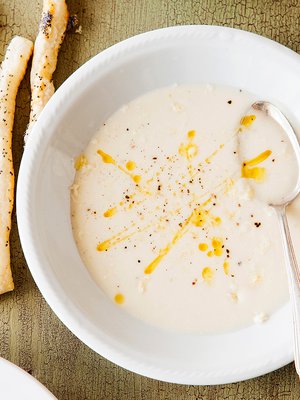 Voitaikinatikut ovat mainio lisuke. Reseptiin löydät linkin keiton ohjeesta.