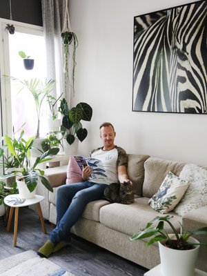 Kotisohvalla voi tunnelmoida trooppisen Amazonin vihreyden ja Afrikan eksotiikan parissa. Juhan seurana on Melody-kissa.