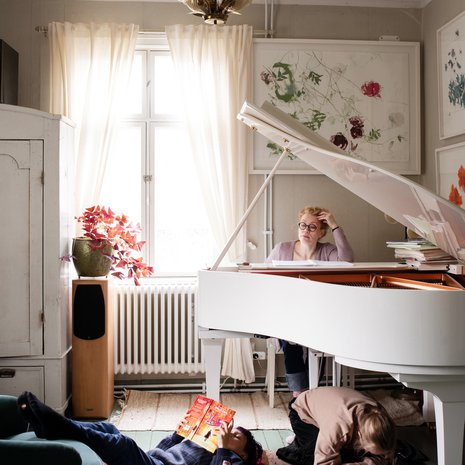 Topia ja Mimiä äidin työ ei erityisemmin kiinnosta. Se kiinnostaa, onko äiti kotona ja syödäänkö yhdessä ja mitä. Tänään Topi toivoi, että äiti valmistaisi pasta carbonaraa, sellaista oikeaa. Siihen tulee possunkylkeä ja kananmunankeltuaista.