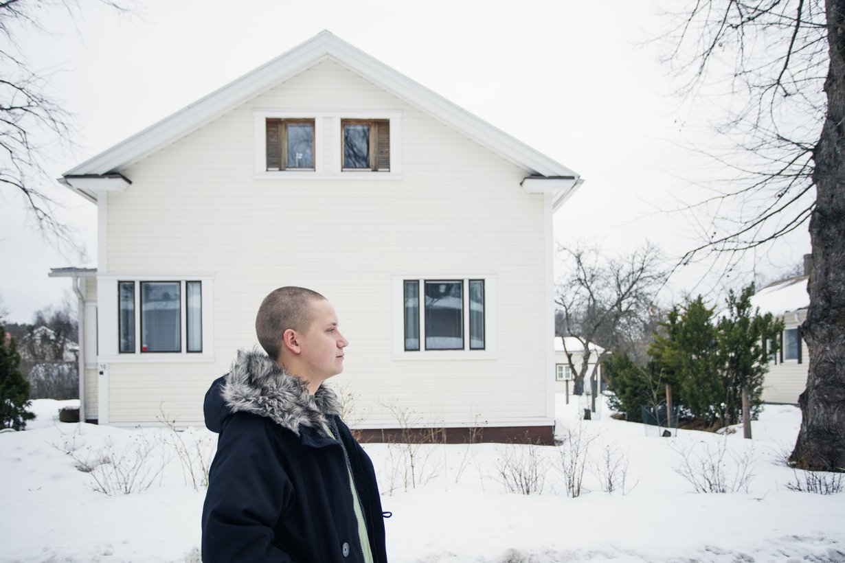 Lapsuuskodin pihalla Lahdessa Nikke muistaa: "Kerran haukuin mutsia apinaksi. Hän osti kaupasta 10 kiloa banaaneita ja käski syödä, kun kerran apinoiden perhettä olemme. Mutsi oli luova mimmi!"