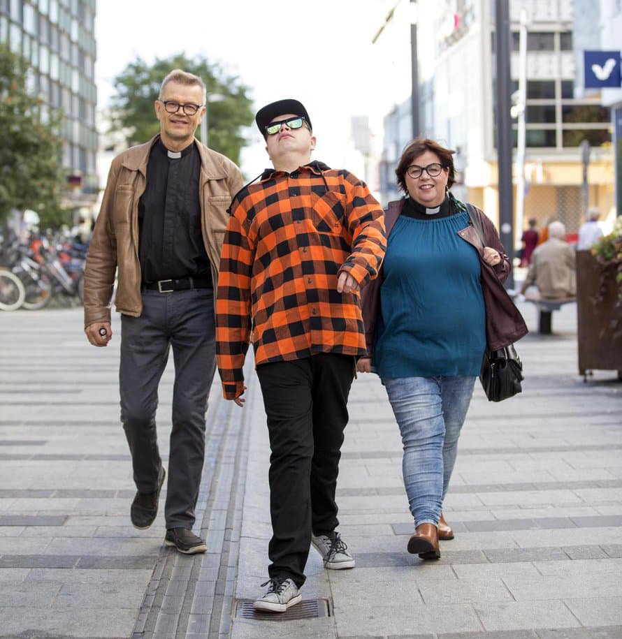 ”Uunon sairastumiskriisin aikaan en osannut aavistaa, miten paljon iloa ja luovuutta tuleviin vuosiin mahtuisi”, isä Markku Palosaari sanoo. Satu-äiti ajattelee samoin.
