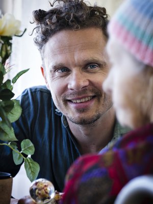 Kansallisteatterin näyttelijä ja Kiertuenäyttämön taiteellinen suunnittelija Jussi Lehtonen, 42, asuu Helsingissä. Kiertuenäyttämö vie esityksiä hoitolaitoksiin ja vankiloihin sekä valmistaa niissä elävien ihmisten kanssa dokumenttiteatteriesityksiä. Jussi harrastaa hiihtämistä ja joogaamista.