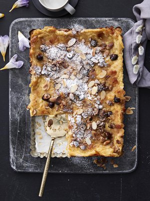 Tosca-aprikoosipiirakan päälle voi tupruttaa kerroksen tomusokeria.