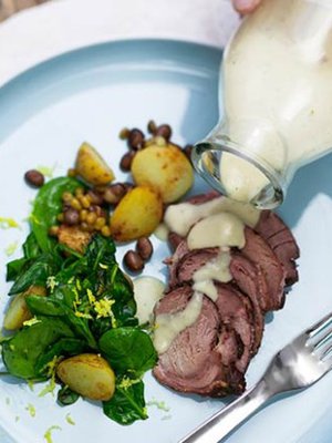 Karitsan paahtopaisti jätetään mehukkaan punertavaksi.