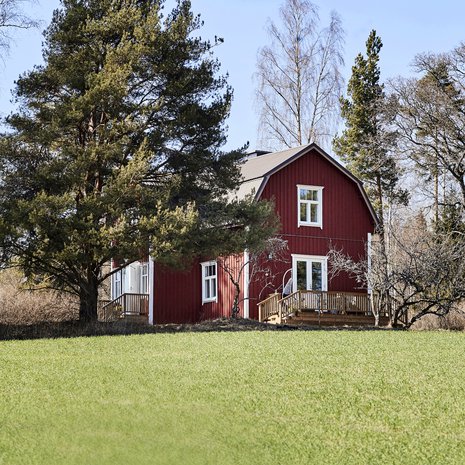 Elli ja Heidi pääsivät muuttamaan remontoituun päärakennukseen elokuussa 2018. Heidin mummolle oli tärkeää, että Rosbackan henki säilyy. ”Kun tulimme katsomaan taloa, hän osoitteli pihalla sinivuokkoja ja sanoi, että nuo täytyy sitten säästää.”