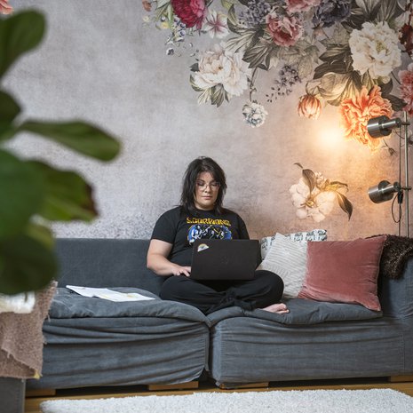 Opiskeluun liittyvässä tietotekniikassa on ollut opettelemista. ”Kun olisikin pelkästään paperia, kynää ja kumi. Olisi helppoa.”