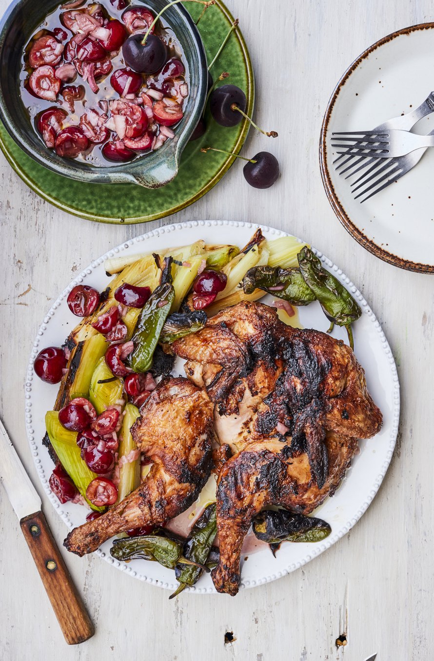 Perhosbroileri leikataan halki, maustetaan ja grillataan takuulla mehukkaaksi. Kirsikkakastike kruunaa herkkuhetken.