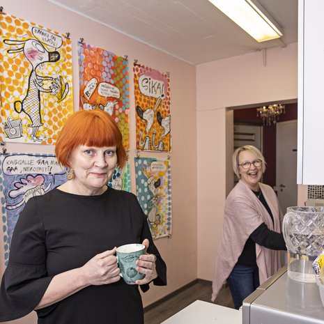 52-vuotias tv- ja elokuvatuottaja Riina Hyytiä johtaa Dionysos Films -tuotantoyhtiötä, jonka hän perusti Johanna Vuoksenmaan kanssa 14 vuotta sitten. Kahviseurana on työtoveri, tuottaja Leena Mäenpää-Bentley.