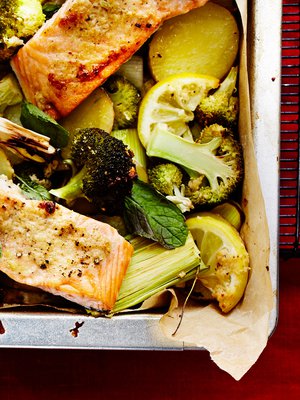 Parmesaaniöljy maustaa lohipellin.