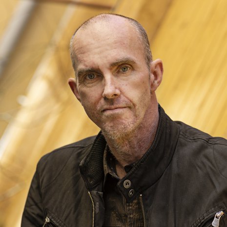 Kymmenen vuotta sitten Martti Lahden elämä pursusi hyvää. Puoliso ja lapsi olivat antaneet elämälle uuden suunnan. Sitten tuli vieras nimeltään Parkinson. 