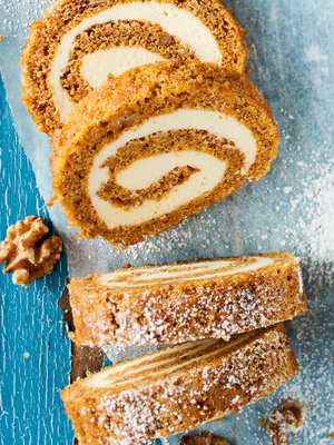 Porkkanakakku kiertyi kääretortuksi rullalle.