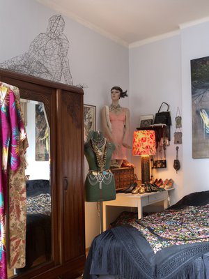 1920-luvun vaatekaappi on Ranskasta. Se vetää Irja Nurun mukaan sisäänsä paljon mutta ei tarpeeksi. Rautalankahahmo kaapin päällä on itse tehty. 