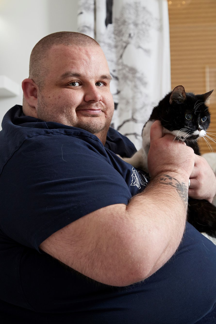 Marko asuu Vantaalla kihlattunsa Tiinan sekä Kerttu ja Niilo -kissojen kanssa ja työskentelee kehitysvammaisten lasten ryhmäkodissa.