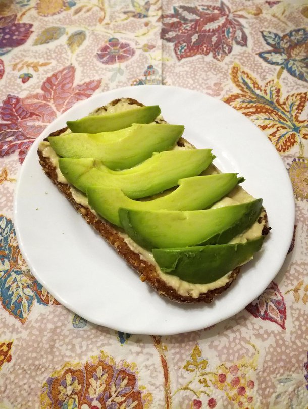 Avokado, hummus ja rapea kauraleipä maistuvat kuin syntisempikin herkku!   – Viiru