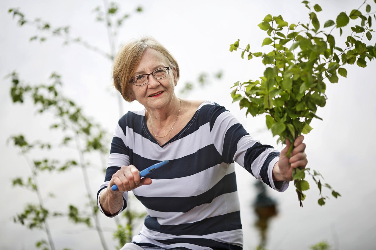 Vantaalainen Marketta Savolainen, 69, on eläkkeellä kehitysvammaisten hoitajan työstä. Hänen perheeseensä kuuluu kaksi aikuista lasta ja kaksi lastenlasta. Marketta harrastaa vapaaehtoistyötä ehtoollisavustajana ja vanhainkodissa.