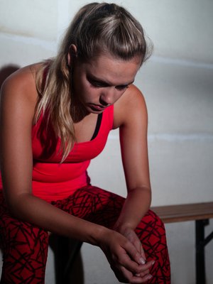 Kun jättää jotakin kesken, joutuu kasvotusten ikävien tunteiden kanssa. ”Joutuu sietämään sen olon, että nyt olen laiska tai luuseri. Pitää ymmärtää, että ne ovat ajatusrakennelmia, eivät otteita todellisuudesta. Ajatusvääristymiä, joita on kantanut mukanaan ehkä pienestä lapsesta saakka”, psykologi Nina Pyykkönen sanoo.