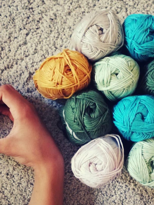 Tämän kuvan Hanna otti Käsitöitä saattohoitopotilaille -Facebook-ryhmän kansikuvaksi. Siinä on kaikki tärkeä: villalangat ja rakkaus.