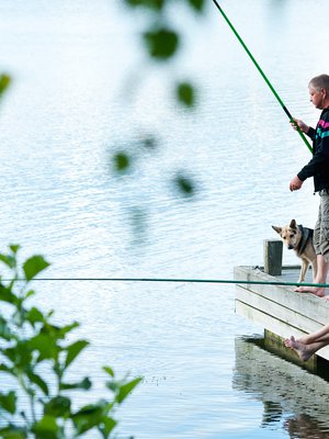Erkki ja Pirjo Reimanin mielestä mökillä on oltava aikaa narrata kalaa ja nauttia rauhallisesta elämänmenosta.