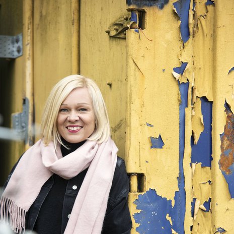 ”Kirjoitan paljon epätäydellisyyden hyväksymisestä, mutta opettelen sitä yhä itsekin”, Elina Salminen sanoo.