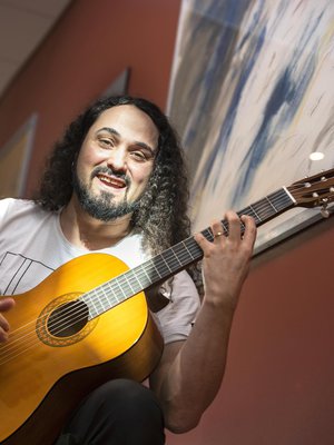 Erick Ávila muutti Chilestä Suomeen rakkauden tähden. Muusikosta tuli Suomessa raksamies. Erickin oma instrumentti on sähkökitara, mutta akustinenkin soi tarvittaessa.