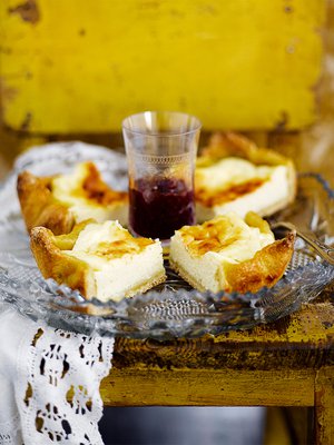 Tarjoa ohutpohjainen rahkapiirakka vadelmahillon ja kermavaahdon kanssa.