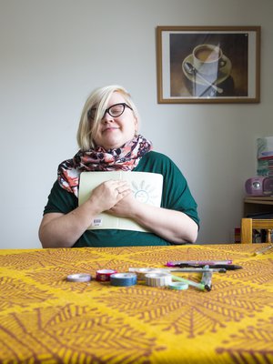 Mari Säisä on 31-vuotias jatko-opiskelija, joka asuu Turussa ja kirjoittaa väitöskirjaa opiskelijayhteisöistä. Arki kuluu usein kirja kourassa ja bujoillessa. ”Tavallinen kalenteri on vain luuranko. Bujo on lihakset sen ympärillä.”