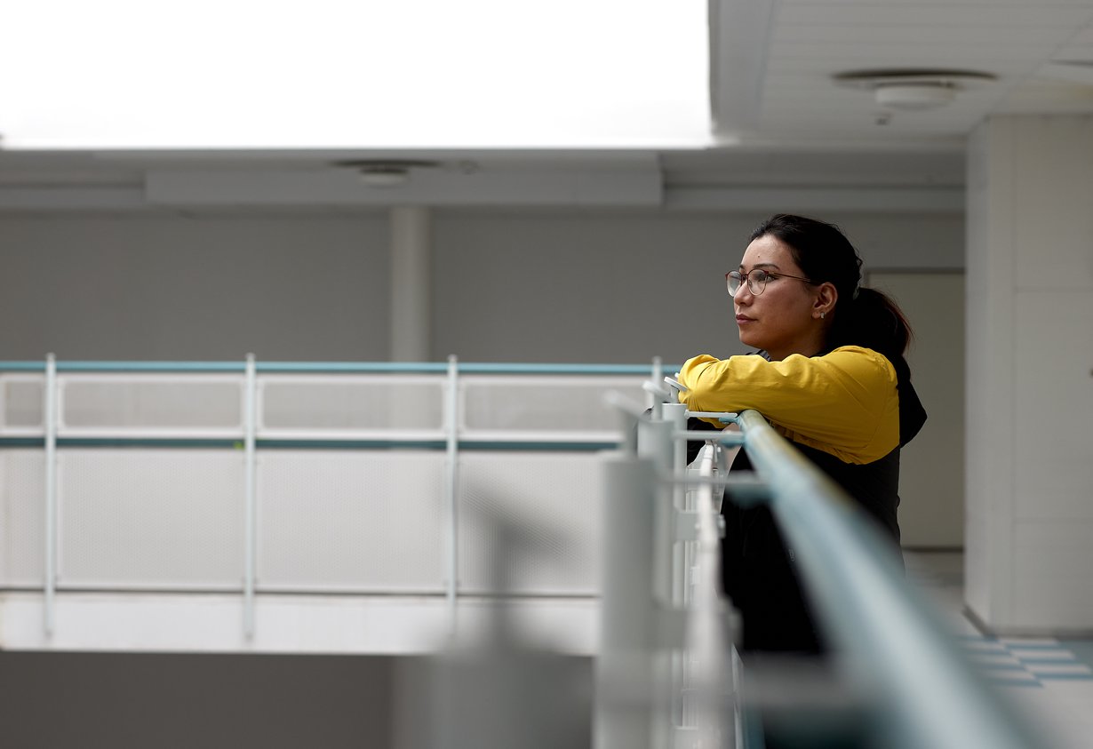 Kun Marzia Gholami pakeni Kabulista Suomeen, hän sai mukaan tietokoneen, selkärepun, päällä olleet vaatteet ja tyttärensä. Nyt Marzia miettii, miten elämän rakentaisi uusiksi vieraassa maassa.