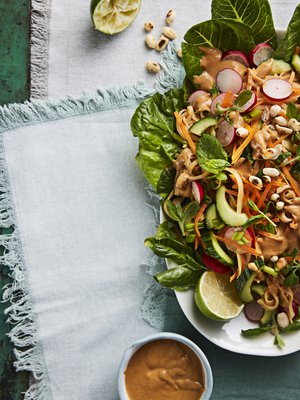 Nuudelisalaattia on helppo muunnella: riisinuudelin voi vaihtaa myös kuituisempaan täysjyvään ja pähkinät siemeniin.