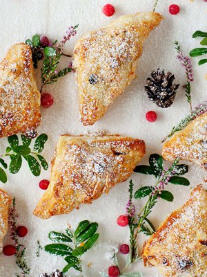 Suolainen juusto ja kirpeä karpalo saavat toisistaan täydellisen parin rapeissa voitaikinakolmioissa.