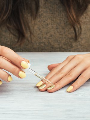 Laadukas kynsinauhaöljy voi olla liuskoittuvien kynsien pelastus.