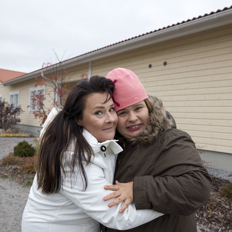 Miia sairastui autismiin puolitoistavuotiaana. Nyt hän on 24-vuotias.