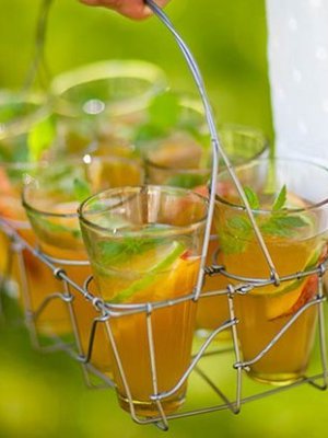 Kesän virkistävin juoma tehdään vahvaan teehen.